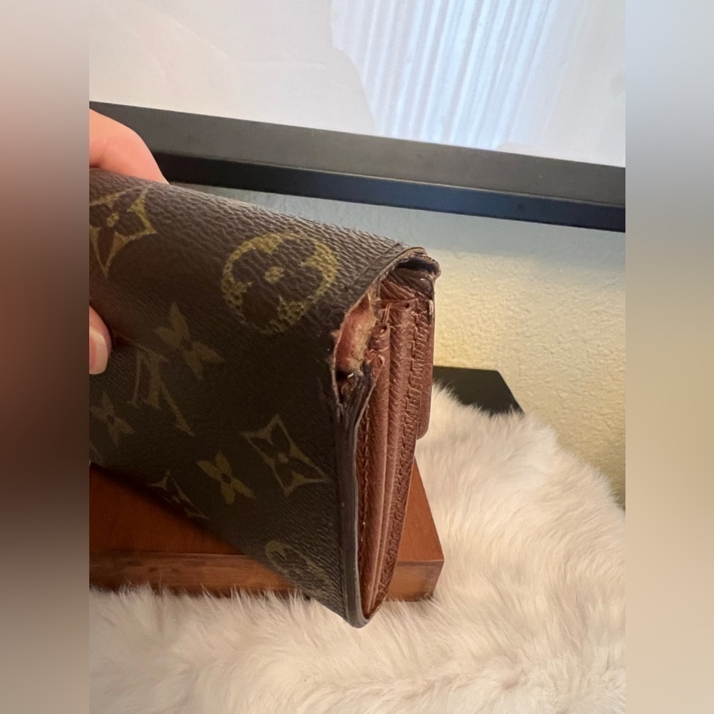 Authentic Louis Vuitton Sarah Monogram Wallet - Picture 3 of 15